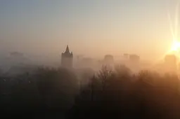 Nevel, grondmist en opklaringen in Schiedam in de ochtend