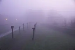 Mist of mistbanken in Schiedam in de nacht