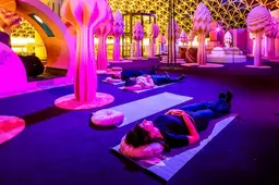 Languit liggen onder het plafond van het Evoluon, met of zonder smartphone