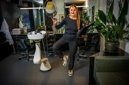 Rappende kapster Wilma (80) is allesbehalve cliché: ‘Je haar zit gewoon goed, maar wat is er met je?’