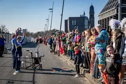 Carnavalswagens trotseren Helmonds viaduct in optocht met een primeur