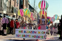 Publiek vergaapt zich aan optocht Striepersgat