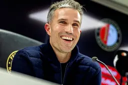 Fanatiek sprint Robin van Persie over het veld in eerste week bij Feyenoord, waar vooral assistent zich plots laat gelden