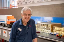 Geen detail ontbreekt op de maquette van het DAF-kantoor: ‘Tien jaar prutsen op zolder, maar dan heb je ook wat’