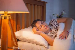 slaap slapen bed nachtlamp kussen