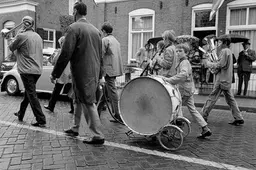 Er trekt een optocht door de straat: wie toetert er lekker mee in 1971?