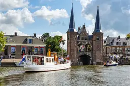 Waterstewards begeleiden vaarverkeer in Sneek