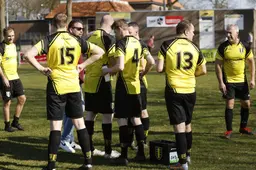 Keeperscrisis, spookvoetballers en een Van de Beukering-sprint. We staan weer onderaan in de Kelderklasse