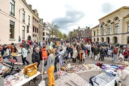Koningsdag Leeuwarden: kan ik met de auto wel de Eewal op om spullen voor de vrijmarkt te lossen?