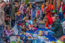 Zonnige Koningsdag: drukte op de vrijmarkt en Koningspaar in Deventer