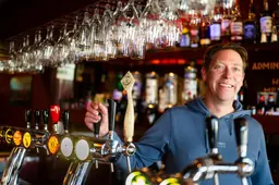 Hoe werkt dat, commerciële vriendschap? Kun je echt vrienden worden met de barkeeper?