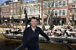 Restaurant Efeze opnieuw in bezwaar in de hoop terrasboot te behouden. ‘Hij ligt er al vijf jaar en er is niks gebeurd’
