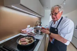 Kilo’s gehakt gaan wegens Koningsdag door de handen van ‘master chef Keessie’ (86) uit Sneek, voor zijn ovalen ballen