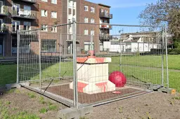 Rode verf op verzetsmonument en Hitler-graffiti in de straten van Wolvega: gemeente doet aangifte