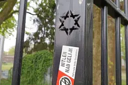 Antisemitische stickers duiken op bij Eindhovense begraafplaats, Joodse gemeenschap doet aangifte