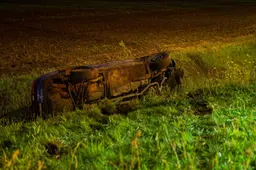 Auto op de kop in sloot bij Sonnega: inzittenden spoorloos
