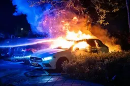 Auto uitgebrand op Morgen in Alphen aan den Rijn, politie gaat uit van brandstichting