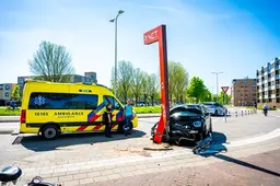 Automobilist gewond na botsing met paal op het Stationsplein in Alphen aan den Rijn