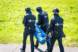 Politie verwijdert activisten die spoor in Rotterdamse haven bezetten