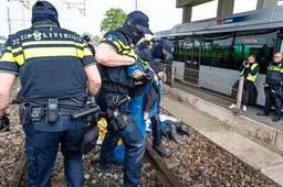 Weer raak: activisten bezetten voor vierde keer in korte tijd Rotterdamse spoorlijn