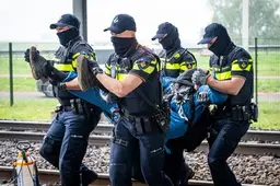 Politie grijpt in en tilt activisten van goederenspoorlijn in Rotterdam, 24 demonstranten aangehouden