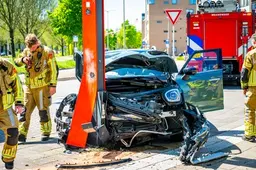 Automobilist rijdt tegen paal bij station Alphen: schade is groot