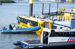 Splashbustour abrupt ten einde door rookontwikkeling onder bestuurdersstoel, 44 inzittenden geëvacueerd