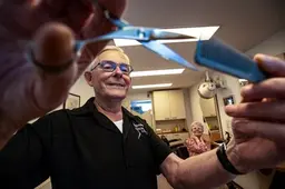 Kapper Anton uit Nuenen stopt na 65 jaar, maar knipt op zijn laatste dag nog gewoon 10 uur lang