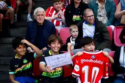 Enthousiaste fans bij open PSV-training: ‘De bandjes van de platte kar kunnen zachtjes worden opgepompt’