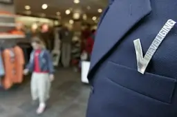 Beveiliger in hal gemeentehuis Best  voor veiligheid medewerkers