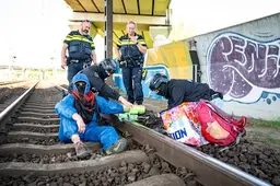 Wéér ketenen activisten zich vast op spoor, tot frustratie van haven: toch zijn zulke acties ‘niet te voorkomen’