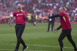 Sipke Hulshoff leeft zijn droom na titel met Liverpool: ‘Fantastisch dat mijn ouders dit ook mogen meemaken’