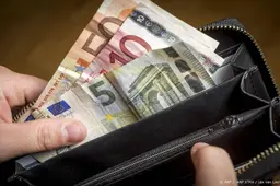 Vakantiegeld valt voor veel mensen dit jaar lager uit: hoe zit dat? ‘Dan zie je hele andere getallen’