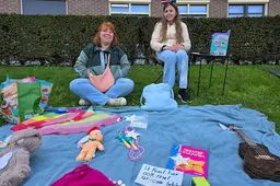Ouderwets grabbelen, maar ook nieuwerwets betalen met een QR-code voor tweedehands schatten op de vrijmarkt in Helmond