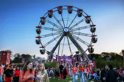 Bezoekers uitverkocht Kingsland genieten in zonovergoten Stadspark. 'Groningen heeft geprofiteerd van wegvallen editie Kingsland in Rotterdam'