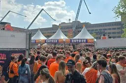 Eindhoven loopt steeds voller tijdens Koningsdag, wachtrijen bij feestlocaties