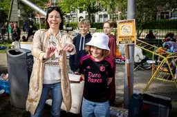 Hit op Rotterdamse Koningsdag: bij Antonie (9) kun je voetbalplaatjes van Ajax verscheuren voor 1 euro