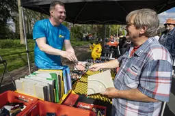 Henk is dolgelukkig met dat ene stukje lego. Welke bijzondere vondsten leverde de vrijmarkt in Leeuwarden op?