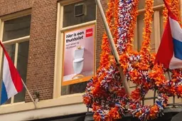 Plaspauze wordt een feestje: Tilburgers zetten hun wc-deur open tijdens Koningsdag