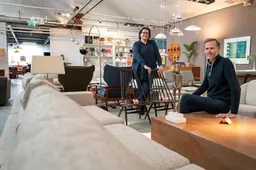 De kast en eettafel alleen al zijn 30.000 euro waard, dit Tilburgse koppel woont in de showroom