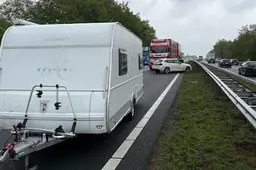 Vrachtwagen en caravan botsen op A2 bij Maarheeze
