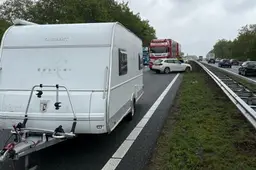 Vrachtwagen en caravan botsen op A2 bij Maarheeze, lange file richting Eindhoven