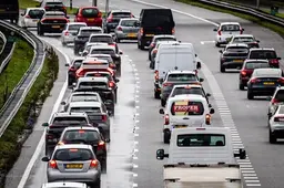 Flinke file op A16 door afgevallen haspel én ongeluk tussen meerdere auto’s