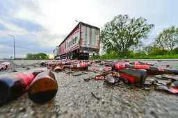 Rotonde in Valkenswaard vol met bierflesjes als vrachtwagen lading verliest