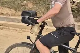 Paul (65), die per ongeluk India binnen fietste en in cel belandde, mag eindelijk naar huis