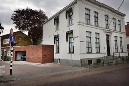 De garage naast het oude huis van Piet Paulusma in Harlingen staat er. Maar voor hoelang?