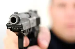 Man uit Sint Annaparochie (43) bedreigt brommerrijder met ‘vuurwapen’: 80 uur werkstraf
