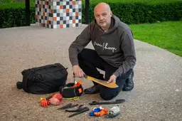 Johan leert jeugd iets opvallends: wat te doen als je vriend wordt neergestoken?
