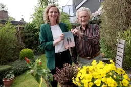 Als Lenny twee mappen openslaat, vindt ze liefdesbrieven van haar opa en oma: 'Wist niet wat ik zag'