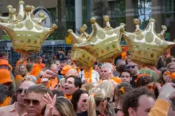 De verjaardag van de koning vier je in Eindhoven verplicht met de ‘feestbeker’, ook op een terrasje op de Markt